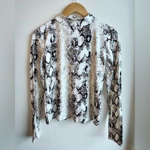NWT - Willow and Root Snakeskin Top - SZ Med - Mock Neck - Long Sleeve